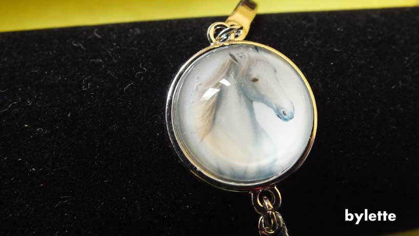Bracelet anneau fantaisie epoxy cheval blanc
